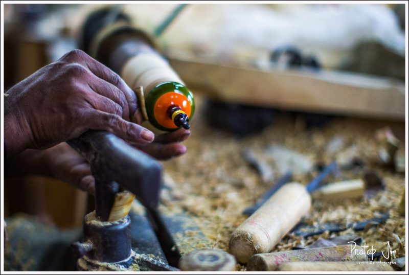 Applying lacquer by hand